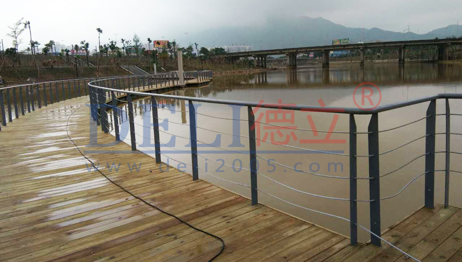 清远笔架河景观浮桥建造施工末期
