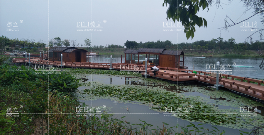 番禺莲花水乡景区浮栈道现场建造施工末期