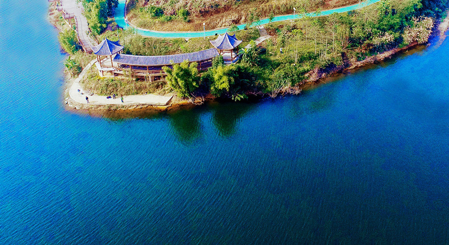 板辽湖为万盛冬日增添一抹宝石蓝